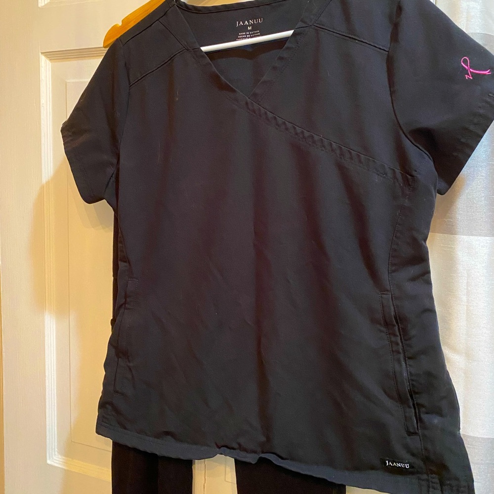Jaanuu Medium v neck scrub black